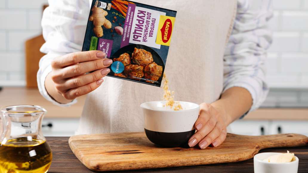 В небольшой ёмкости смешать 4 ст. л. растительного масла с MAGGI® Приправа для ароматной курицы.