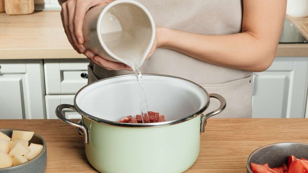 Мясо хорошо промыть, нарезать на крупные кусочки, залить 2,5 литра воды. Мясо хорошо промыть, нарезать на крупные кусочки, залить 2,5 литра воды.