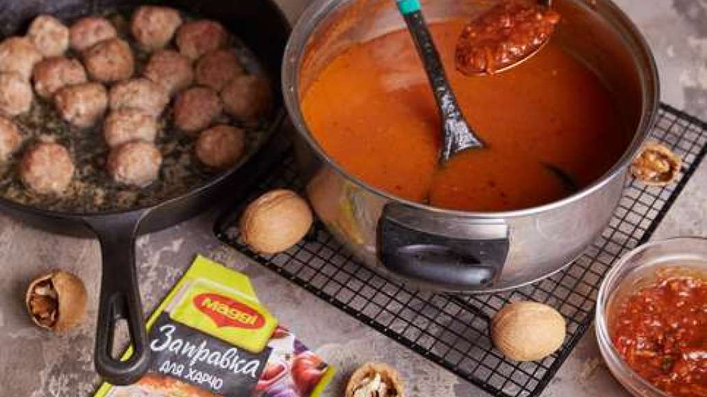 Вскипятить воду, положить рис и варить 10-15 минут. Добавить MAGGI® Заправка для харчо и фрикадельки, аккуратно перемешать и готовить еще 5 минут. Вскипятить воду, положить рис и варить 10-15 минут. Добавить MAGGI® Заправка для харчо и фрикадельки, аккуратно перемешать и готовить еще 5 минут.