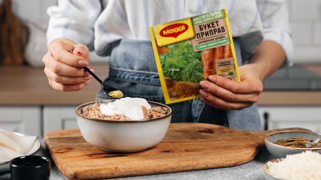Соединить рыбу с йогуртом и MAGGI® Приправа универсальная Букет приправ и размять в однородную пластичную массу.
