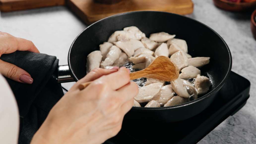 Разогреть растительное масло. Обжарить курицу, периодически помешивая, в течение 5 минут.