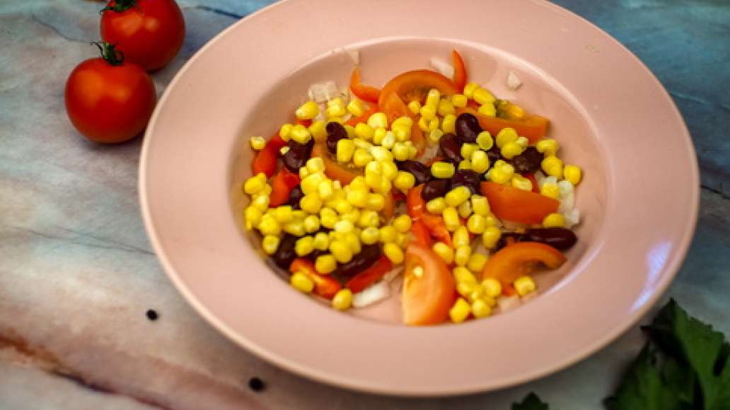 Смешайте с фасолью и кукурузой. Смешайте с фасолью и кукурузой.