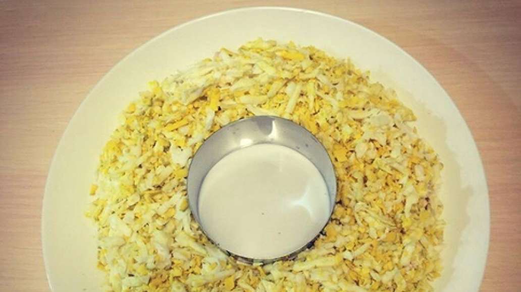 Морковь и куриную грудку отварите до готовности, яйца сварите вкрутую (8-10 минут). Твердый сыр и морковь натрите на мелкой терке. На такой же терке натрите и яйца. Куриную грудку порежьте кубиком или разделите на волокна, как вам больше нравится. Начинай Морковь и куриную грудку отварите до готовности, яйца сварите вкрутую (8-10 минут). Твердый сыр и морковь натрите на мелкой терке. На такой же терке натрите и яйца. Куриную грудку порежьте кубиком или разделите на волокна, как вам больше нравится. Начинай