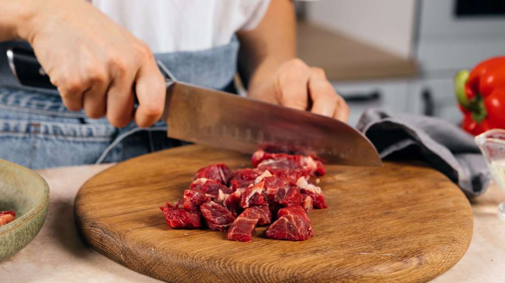 Мясо тщательно вымыть, срезать пленки. Промокнуть бумажными полотенцами и нарезать небольшими кубиками.