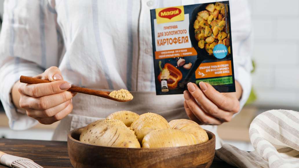 Посыпать MAGGI® Приправа для золотистого картофеля, полить маслом и смазать кулинарной кистью, попадая в каждый разрез.
