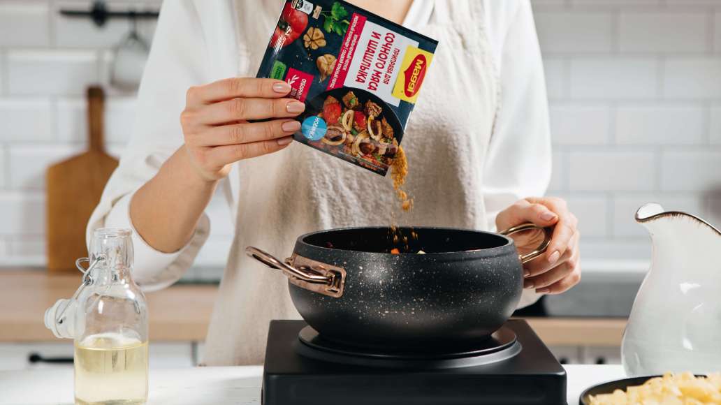 Добавить MAGGI® Приправа для сочного мяса и шашлыка, горячую воду, тщательно перемешать и довести до кипения. 