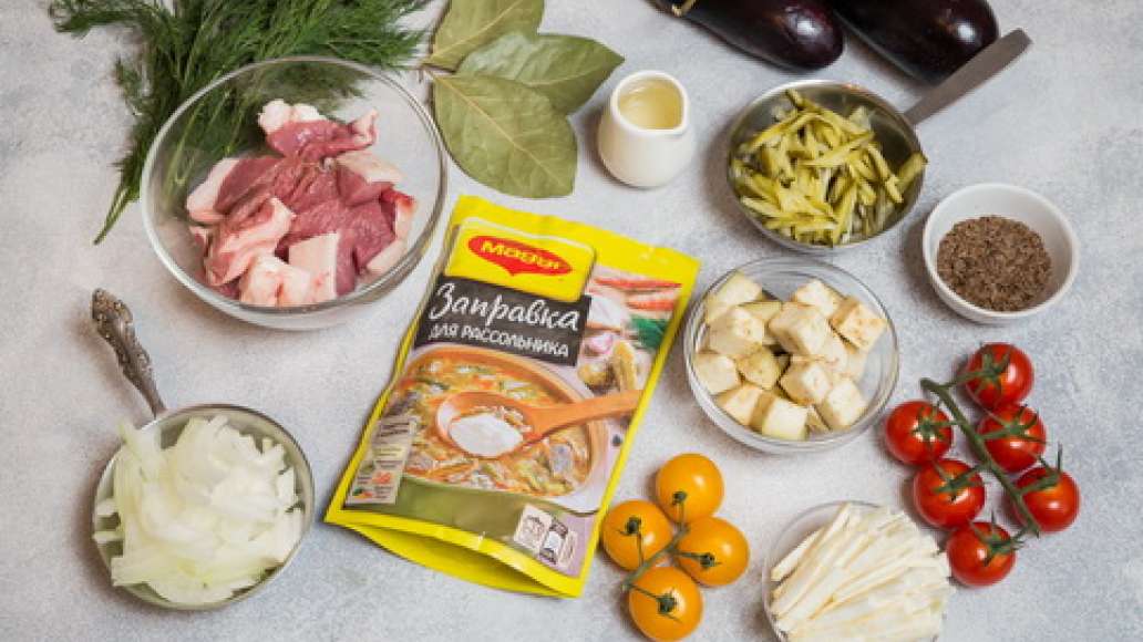 Нарезать мясо кубиками. Помидоры черри оставить целыми. Сельдерей, лук, баклажан, соленый огурец, нарезать кубиками. Стебель сельдерея  и картофель нарезать соломкой. Укроп измельчить. 