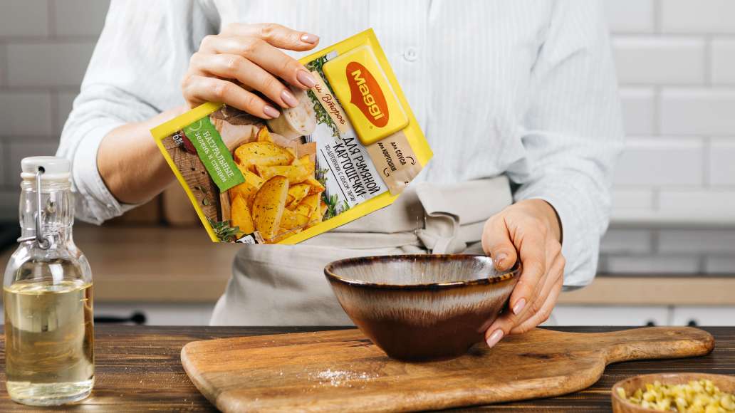 Смешать содержимое пачки MAGGI® НА ВТОРОЕ для румяной картошечки по-деревенски с соусом Тартар «для соуса» с майонезом и йогуртом, добавить мелко нарезанный огурчик. Смешать содержимое пачки MAGGI® НА ВТОРОЕ для румяной картошечки по-деревенски с соусом Тартар «для соуса» с майонезом и йогуртом, добавить мелко нарезанный огурчик.