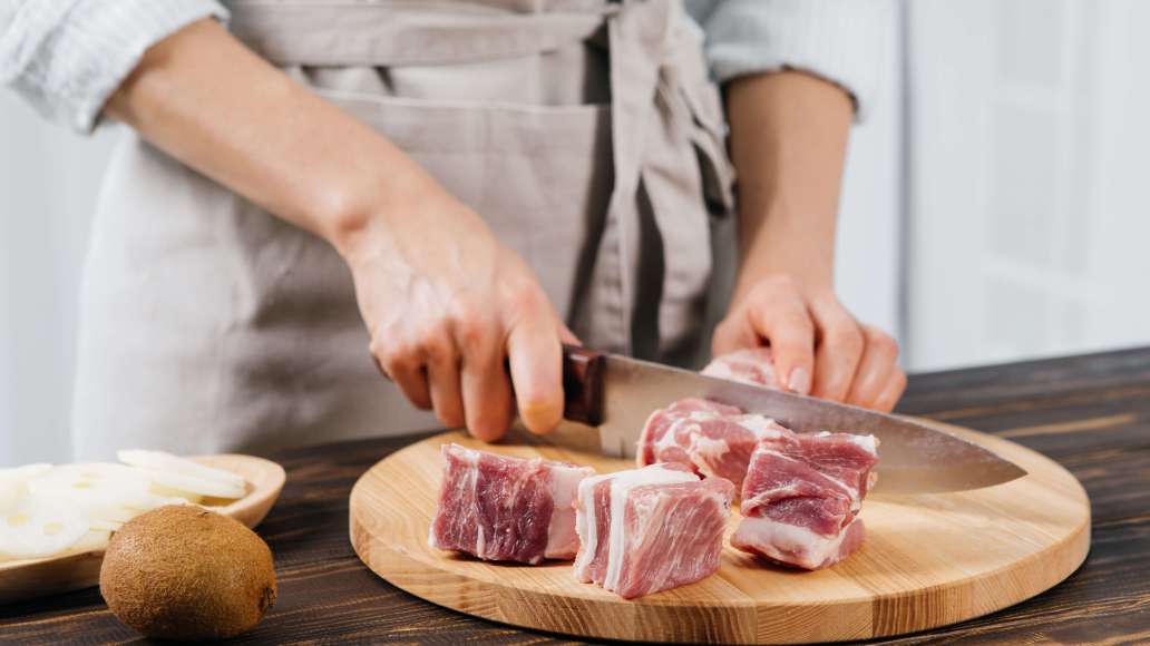 Лук очистить и нарезать тонкими кольцами. Мясо вымыть, подсушить, срезать пленки и жилы. Нарезать кусками размером 4 х 4 см. Лук очистить и нарезать тонкими кольцами. Мясо вымыть, подсушить, срезать пленки и жилы. Нарезать кусками размером 4 х 4 см.