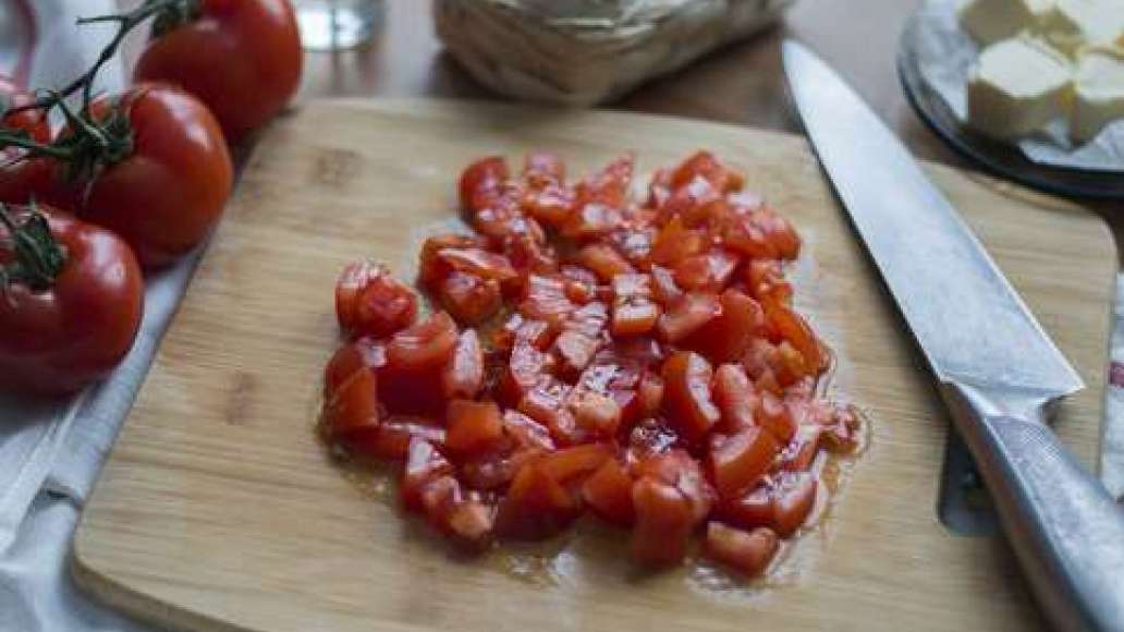 Нарезать томаты крупными кубиками.