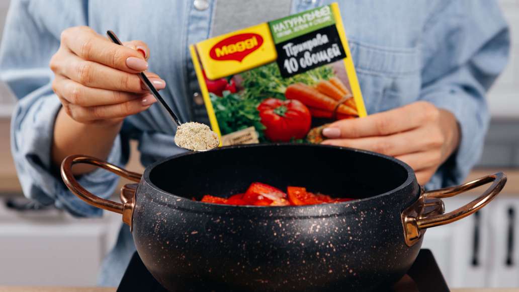 Добавить MAGGI® Приправу 10 овощей, чили, чеснок, масло и уксус. Перемешать и довести до кипения. Попробовать лечо на вкус. При необходимости добавить дополнительное количество соли, сахара и уксуса и варить еще 10-15 минут. Добавить MAGGI® Приправу 10 овощей, чили, чеснок, масло и уксус. Перемешать и довести до кипения. Попробовать лечо на вкус. При необходимости добавить дополнительное количество соли, сахара и уксуса и варить еще 10-15 минут.