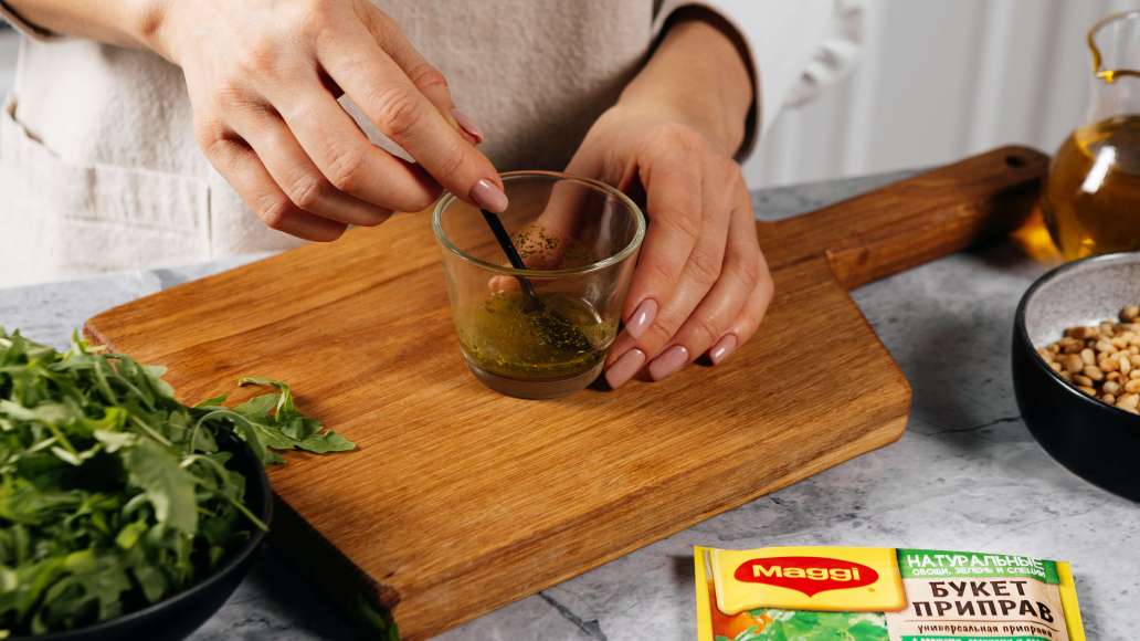В отдельной небольшой ёмкости смешать горячую воду с MAGGI® Приправа универсальная Букет приправ, оставить на три минуты.