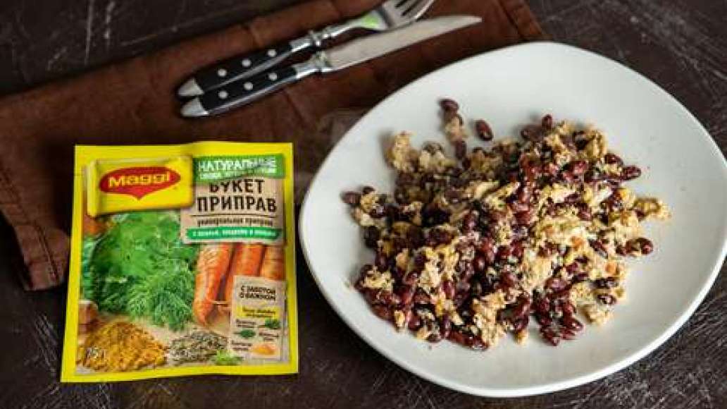 Разложить на тарелки и подавать к рыбным или мясным блюдам или как самостоятельное блюдо.