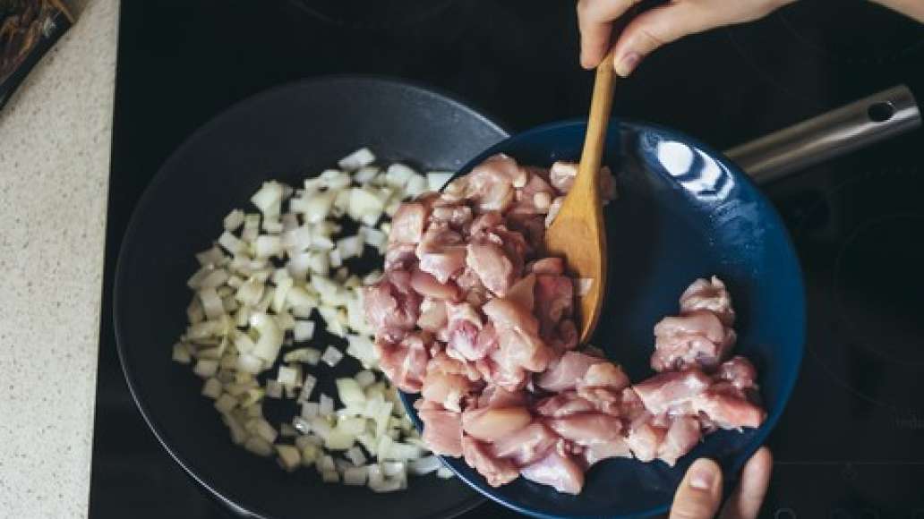 Куриное филе и лук нарезать небольшими кубиками. В предварительно разогретой сковороде с небольшим количеством растительного масла слегка обжарить лук, добавить курицу, обжаривать 7-10 минут. Куриное филе и лук нарезать небольшими кубиками. В предварительно разогретой сковороде с небольшим количеством растительного масла слегка обжарить лук, добавить курицу, обжаривать 7-10 минут.