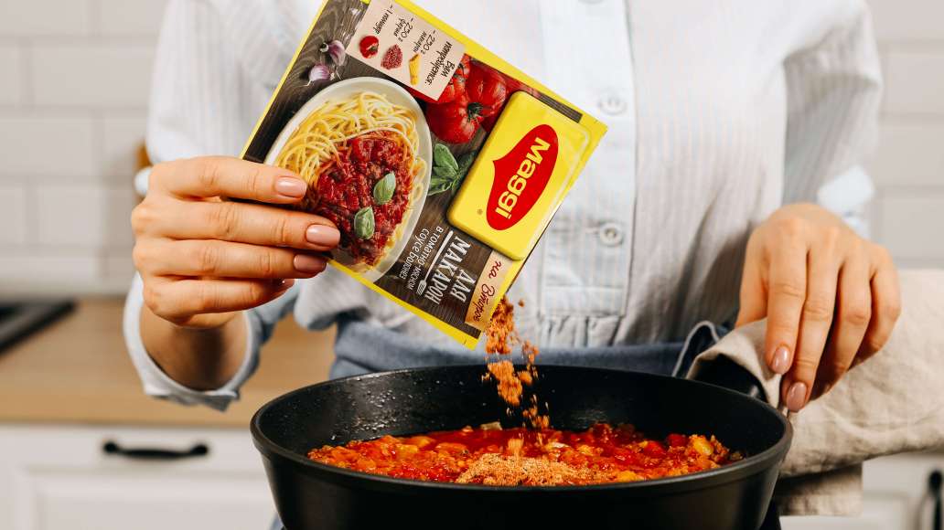 Добавить MAGGI® НА ВТОРОЕ для макарон в томатно-мясном соусе болонез и тушить, не накрывая крышкой, на слабом огне 2-3 часа, периодически помешивая. За 10 минут до готовности попробовать соус на вкус и при необходимости досолить и дополнительно поперчить. Добавить MAGGI® НА ВТОРОЕ для макарон в томатно-мясном соусе болонез и тушить, не накрывая крышкой, на слабом огне 2-3 часа, периодически помешивая. За 10 минут до готовности попробовать соус на вкус и при необходимости досолить и дополнительно поперчить.