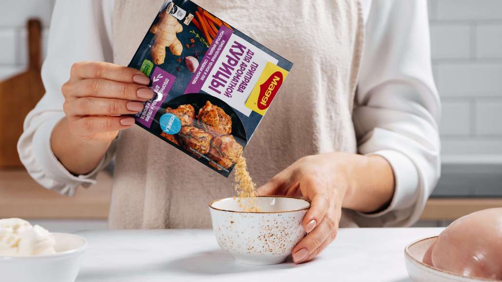 В отдельной небольшой ёмкости смешать MAGGI® Приправа для ароматной курицы и растительное масло.
В отдельной небольшой ёмкости смешать MAGGI® Приправа для ароматной курицы и растительное масло.