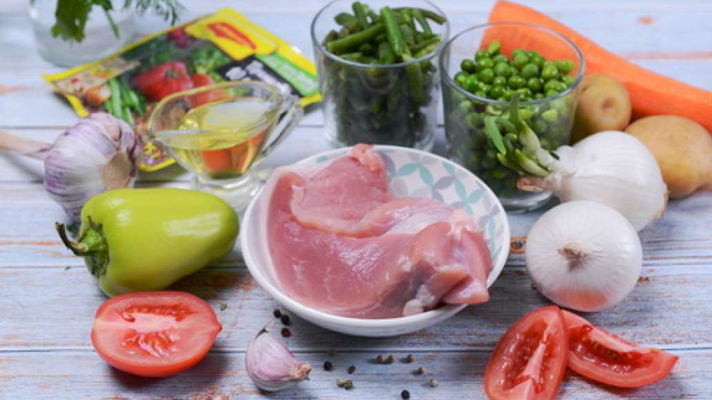 Подготовьте ингредиенты, промойте мясо и нарежьте порционными кусочками. 
