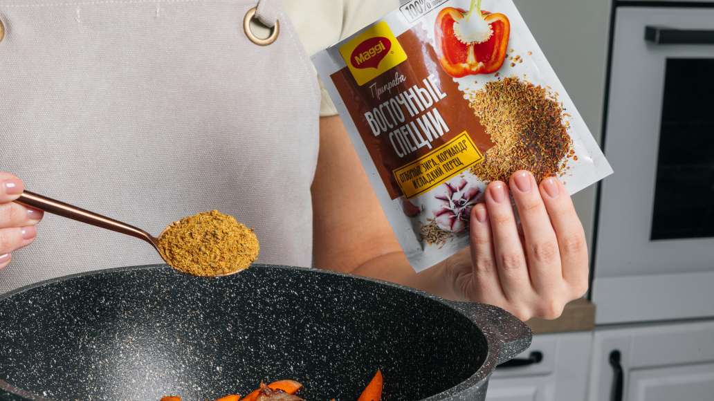 Засыпьте в казан MAGGI® Восточные специи. Уменьшите огонь и готовьте 10-
15 минут помешивая.