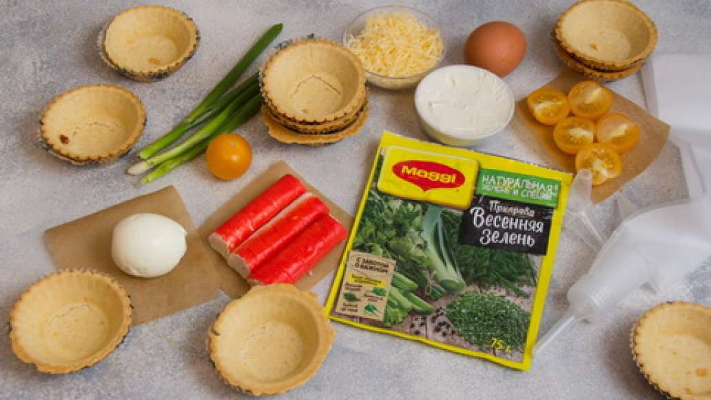 Сварить яйца вкрутую, остудить, очистить и нарезать кубиками. 