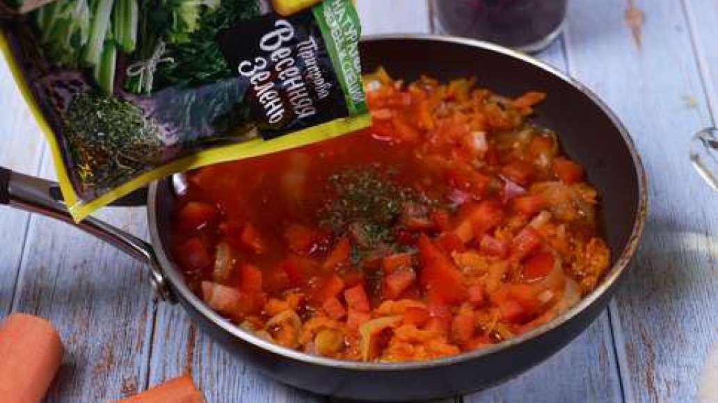 Добавьте MAGGI® Приправа Весенняя зелень и тушите 5-7 минут. В это время очистите картофель и нарежьте на небольшие кубики.