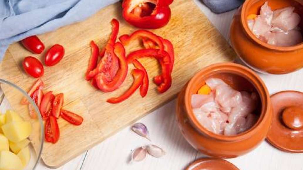 Нарезать куриное филе кусочками, морковь – кружочками, сладкий перец – полосками, черри – половинками или четвертинками. В горшочек на слой лука выложить морковь, на нее – куриное филе.
Нарезать куриное филе кусочками, морковь – кружочками, сладкий перец – полосками, черри – половинками или четвертинками. В горшочек на слой лука выложить морковь, на нее – куриное филе.
