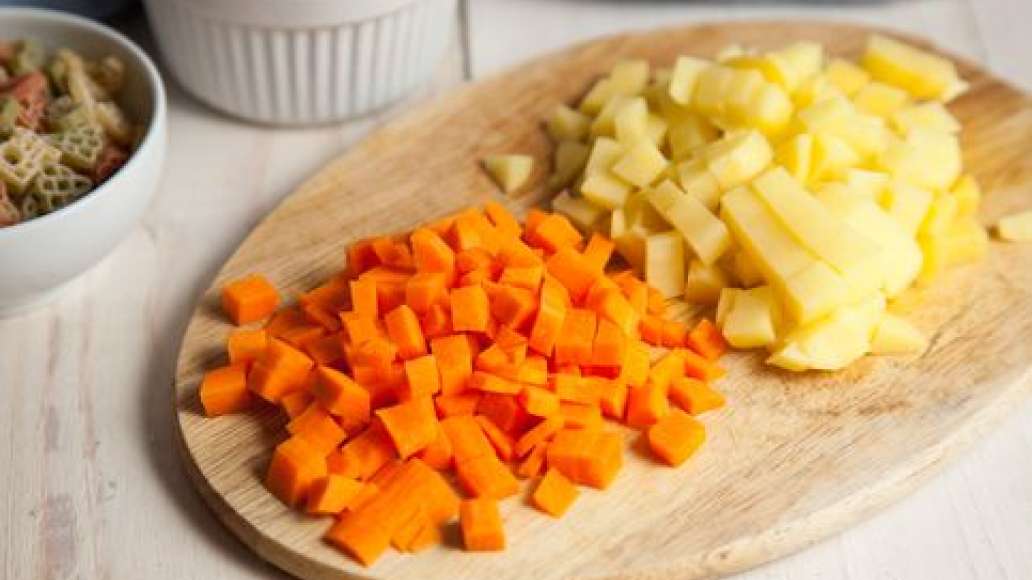 Подготовить ингредиенты. Морковь и картофель нарезать небольшими кубиками. Подготовить ингредиенты. Морковь и картофель нарезать небольшими кубиками.