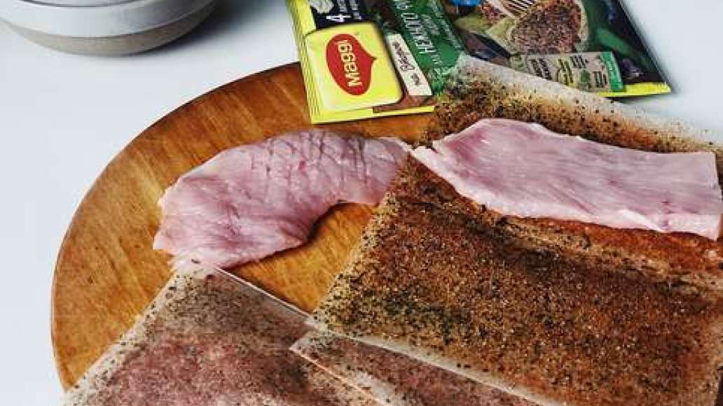 Каждый кусочек филе выложить на специальный пергамент от MAGGI на второе для нежного филе индейки с прованскими травами.