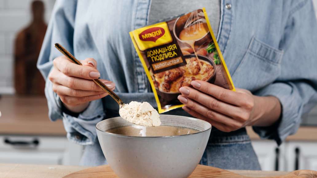 В отдельной емкости смешать MAGGI® Подливу домашнюю золотистую с молоком. Влить подливу поверх тефтелей и запекать еще 10 минут. В отдельной емкости смешать MAGGI® Подливу домашнюю золотистую с молоком. Влить подливу поверх тефтелей и запекать еще 10 минут.