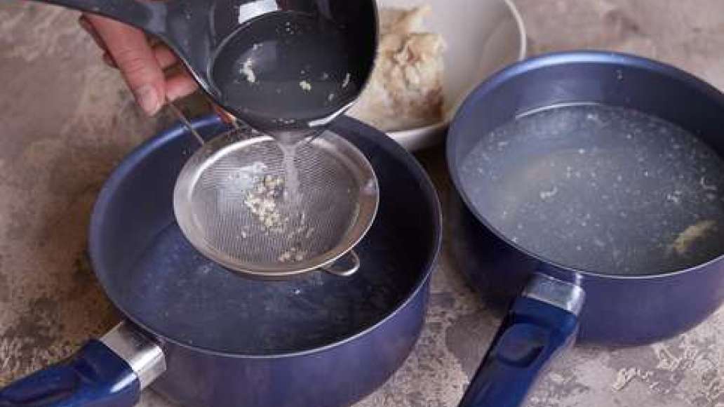Сварить баранину до готовности. Вынуть мясо из бульона и остудить. Бульон процедить через частое сито. Сварить баранину до готовности. Вынуть мясо из бульона и остудить. Бульон процедить через частое сито.