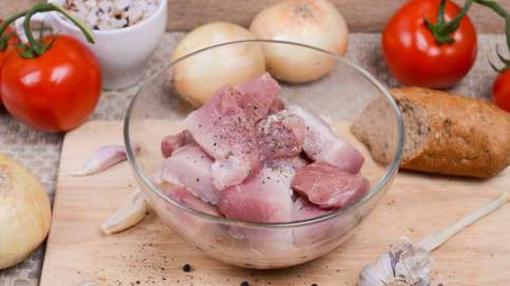 Нарежьте свинину вдоль волокон на кусочки размером 4-5 см.