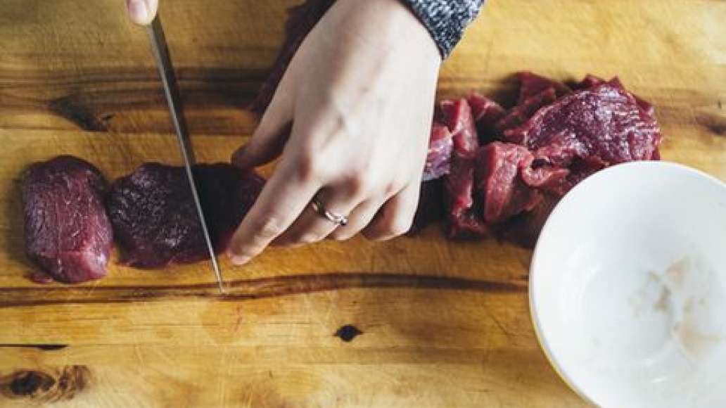 Подготовить ингредиенты. Нарезать мясо кубиком со стороной 3-5 см. Подготовить ингредиенты. Нарезать мясо кубиком со стороной 3-5 см.