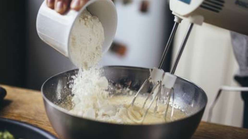 Аккуратно, помешивая миксером, всыпать просеянную с разрыхлителем муку.
