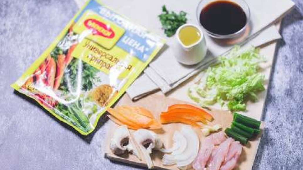Очистить курицу от кожи и костей. Нарезать филе курицы соломкой. Лук нарезать полукольцами, чеснок измельчить. Китайскую капусту и болгарский перец нарезать соломкой. Грибы нарезать на четвертинки. Морковь нарезать очень тонкими пластинками. Зеленую фасо Очистить курицу от кожи и костей. Нарезать филе курицы соломкой. Лук нарезать полукольцами, чеснок измельчить. Китайскую капусту и болгарский перец нарезать соломкой. Грибы нарезать на четвертинки. Морковь нарезать очень тонкими пластинками. Зеленую фасо