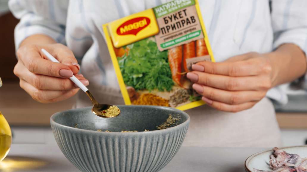 Смешать крем-сыр с соусом песто, вялеными томатами и MAGGI® Приправа универсальная Букет приправ (в зависимости от содержания соли в песто количество приправы лучше отрегулировать по вкусу). Смешать крем-сыр с соусом песто, вялеными томатами и MAGGI® Приправа универсальная Букет приправ (в зависимости от содержания соли в песто количество приправы лучше отрегулировать по вкусу).