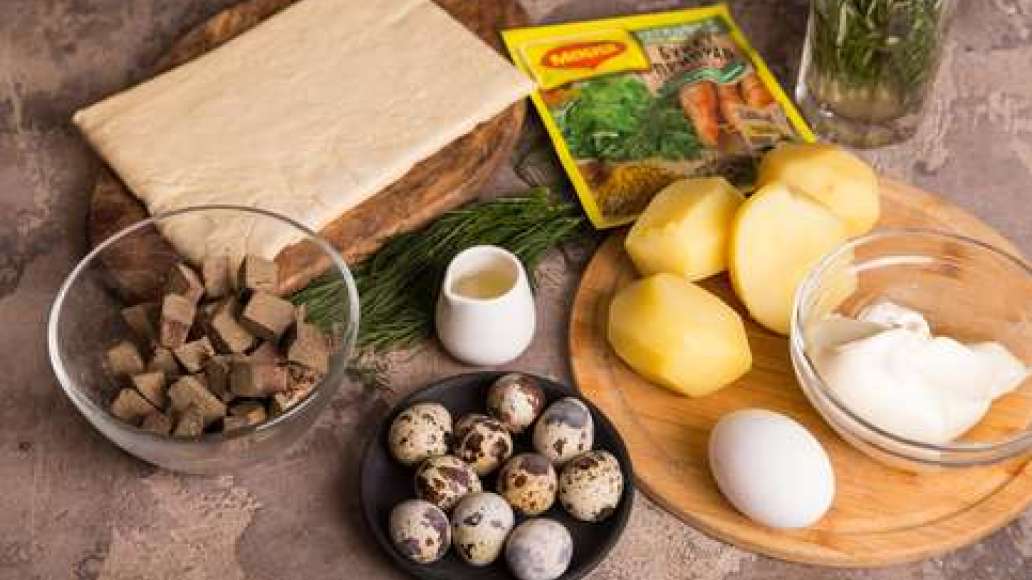 Печень отварить и нарезать кубиками. Картофель очистить и отварить. Зелень измельчить. Подготовить все ингредиенты.