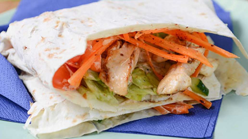 Выложите на лаваш морковь, затем капусту, огурец,помидор и мясо. Полейте сверху соусом. Сверните шаурму в рулет, слегка обжарьте с двух сторон на сковороде без масла. Выложите на лаваш морковь, затем капусту, огурец,помидор и мясо. Полейте сверху соусом. Сверните шаурму в рулет, слегка обжарьте с двух сторон на сковороде без масла.