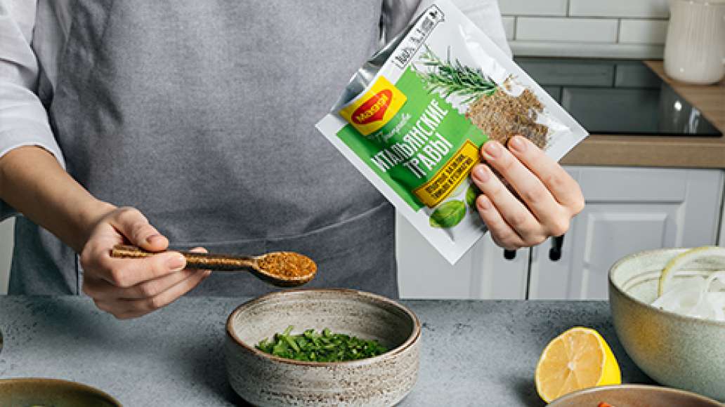 Мелко нарезаем кинзу, смешиваем с оливковым маслом, MAGGI®
Итальянские травы и лимонным соком.