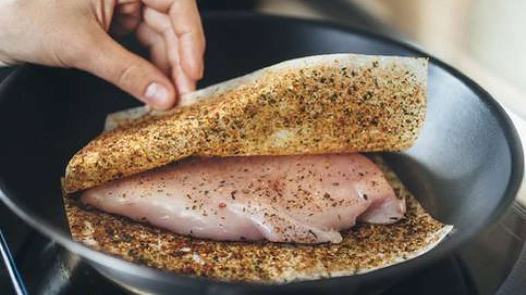 Куриное филе отбить до толщины 1,5-2 см, выложить в листы для жарки MAGGI® На второе для нежного филе куриной грудки по-итальянски.
Готовить на сковороде без добавления масла при средней мощности в течение 5-7 минут с каждой стороны. Куриное филе отбить до толщины 1,5-2 см, выложить в листы для жарки MAGGI® На второе для нежного филе куриной грудки по-итальянски.
Готовить на сковороде без добавления масла при средней мощности в течение 5-7 минут с каждой стороны.