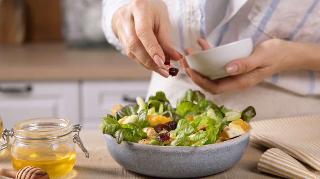 В отдельной ёмкости смешать йогурт, горчицу, мёд и соль по вкусу. На тарелки для подачи выложить листья салата. Распределить сверху филе, дольки апельсина, сельдерей и полить заправкой. Украсить клюквой и подавать. В отдельной ёмкости смешать йогурт, горчицу, мёд и соль по вкусу. На тарелки для подачи выложить листья салата. Распределить сверху филе, дольки апельсина, сельдерей и полить заправкой. Украсить клюквой и подавать.