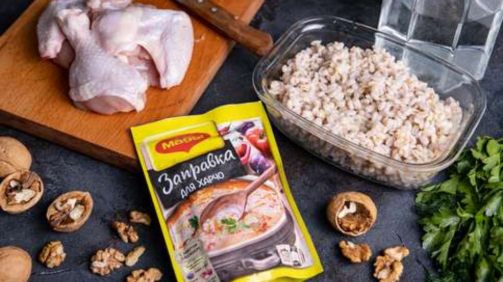 Разделать и вымыть курицу. Тщательно промыть перловую крупу и сварить до готовности. 