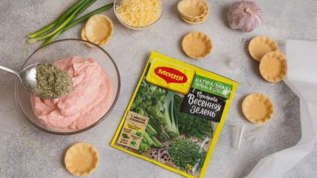Соединить крабовые палочки с MAGGI® Приправа Весенняя зелень, чесноком и крем чиз и измельчить блендером в однородную массу. Наполнить тарталетки полученной начинкой. Посыпать сыром и поместить в духовку, разогретую до 180 градусов на 10 минут. Соединить крабовые палочки с MAGGI® Приправа Весенняя зелень, чесноком и крем чиз и измельчить блендером в однородную массу. Наполнить тарталетки полученной начинкой. Посыпать сыром и поместить в духовку, разогретую до 180 градусов на 10 минут.