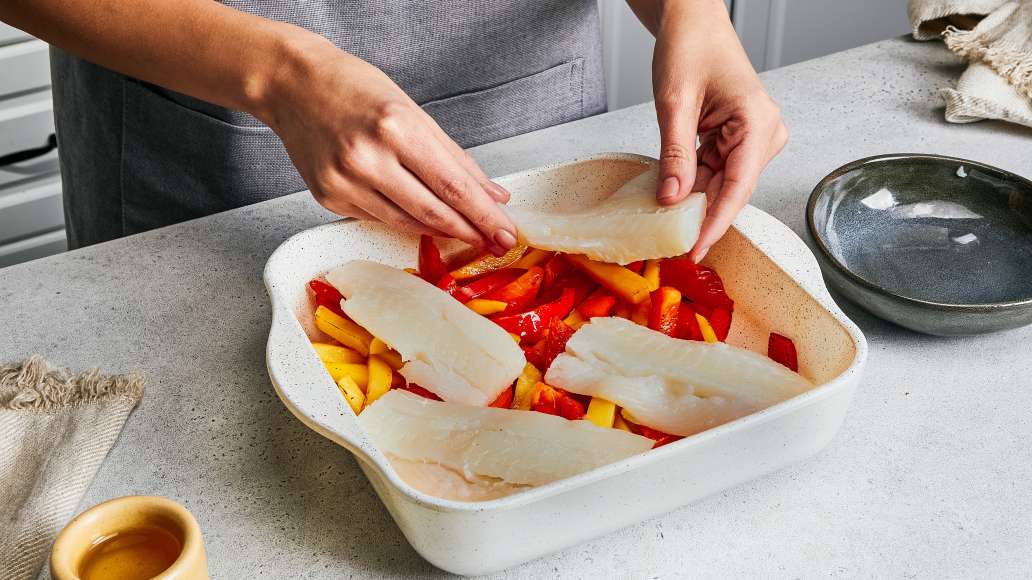 Овощи выложить в посуду для запекания, сверху распределить кусочки рыбы. Овощи выложить в посуду для запекания, сверху распределить кусочки рыбы.
