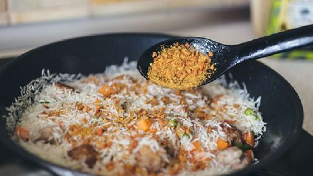 Добавить морковь и зеленый горошек. Добавить рис и содержимое пакетика MAGGI® НА ВТОРОЕ для плова с курицей.
Добавить морковь и зеленый горошек. Добавить рис и содержимое пакетика MAGGI® НА ВТОРОЕ для плова с курицей.