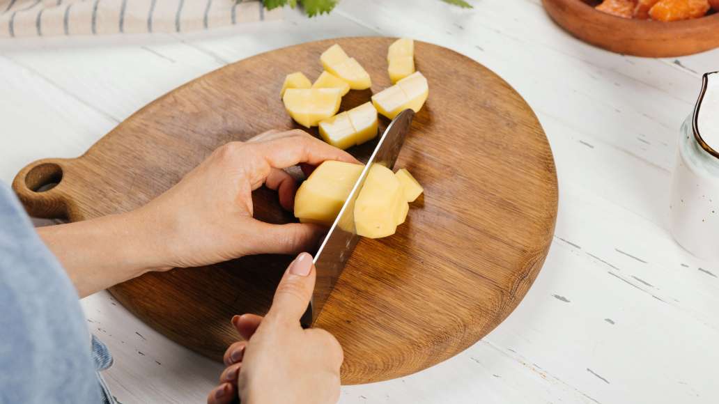 Очистить и нарезать картофель средними кубиками.