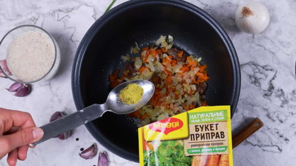 Добавьте лук и MAGGI® Приправа универсальная Букет приправ. Перемешайте, закройте крышку и тушите 10-15 минут. Добавьте лук и MAGGI® Приправа универсальная Букет приправ. Перемешайте, закройте крышку и тушите 10-15 минут.