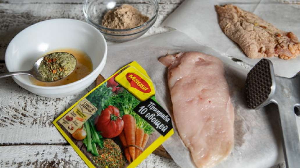 Взбить яйцо. Отбить курицу в тонкую пластинку. Посыпать курицу MAGGI® Приправа 10 овощей, обмакнуть во взбитое яйцо и обвалять в гречневой муке. Взбить яйцо. Отбить курицу в тонкую пластинку. Посыпать курицу MAGGI® Приправа 10 овощей, обмакнуть во взбитое яйцо и обвалять в гречневой муке.