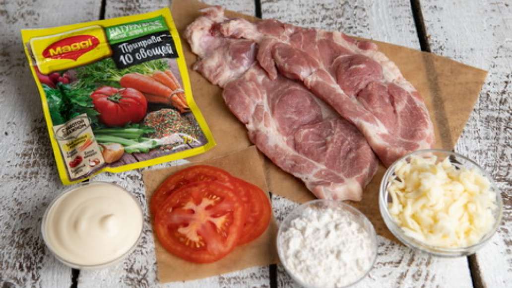Подготовить продукты: свинину вымыть, сыр натереть на терке. Помидоры нарезать тонкими кружками. Подготовить продукты: свинину вымыть, сыр натереть на терке. Помидоры нарезать тонкими кружками.