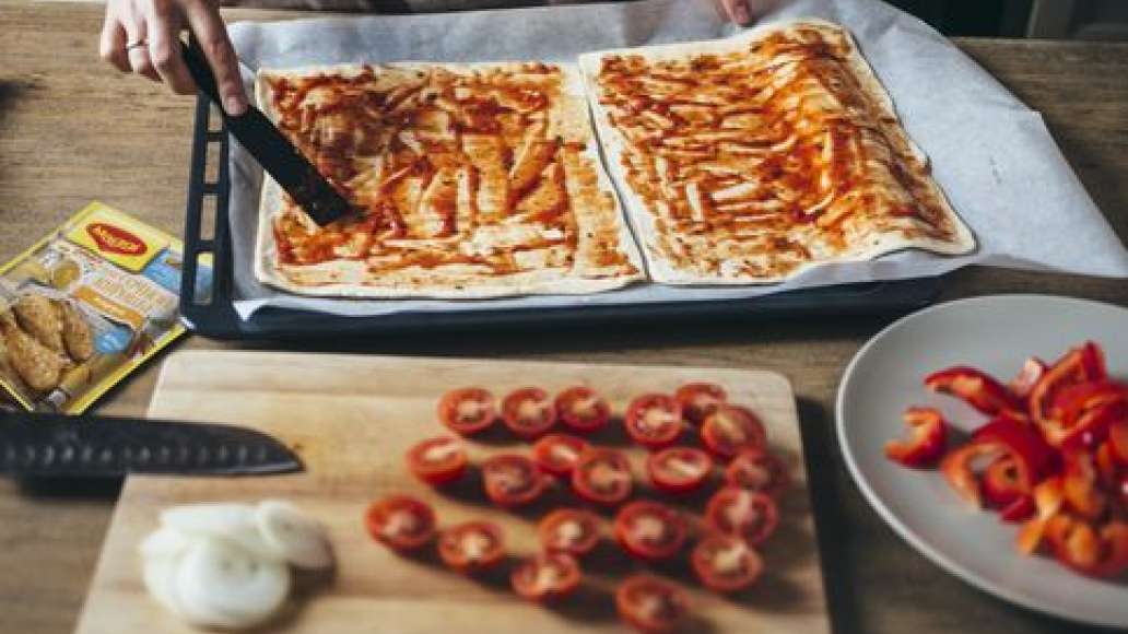 Перец нарезать кусочками, черри – на половинки, лук – кольцами. Пласты теста растянуть или раскатать, смазать томатным соусом или кетчупом.
Перец нарезать кусочками, черри – на половинки, лук – кольцами. Пласты теста растянуть или раскатать, смазать томатным соусом или кетчупом.