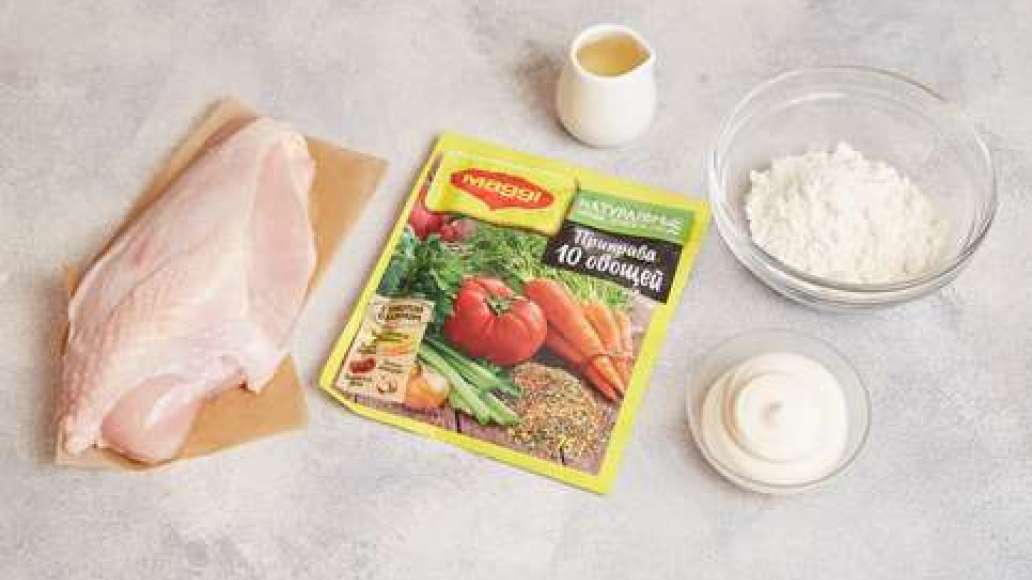 Вымыть куриное филе и обсушить бумажными полотенцами. Просеять муку. Вымыть куриное филе и обсушить бумажными полотенцами. Просеять муку.