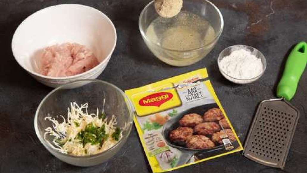 Упаковку MAGGI® НА ВТОРОЕ для котлет залить водой и оставить на 2 минуты набухнуть. Соединить с фаршем и тщательно перемешать. Отделить листочки базилика от стеблей, мелко нарезать и перемешать со сливочным маслом.